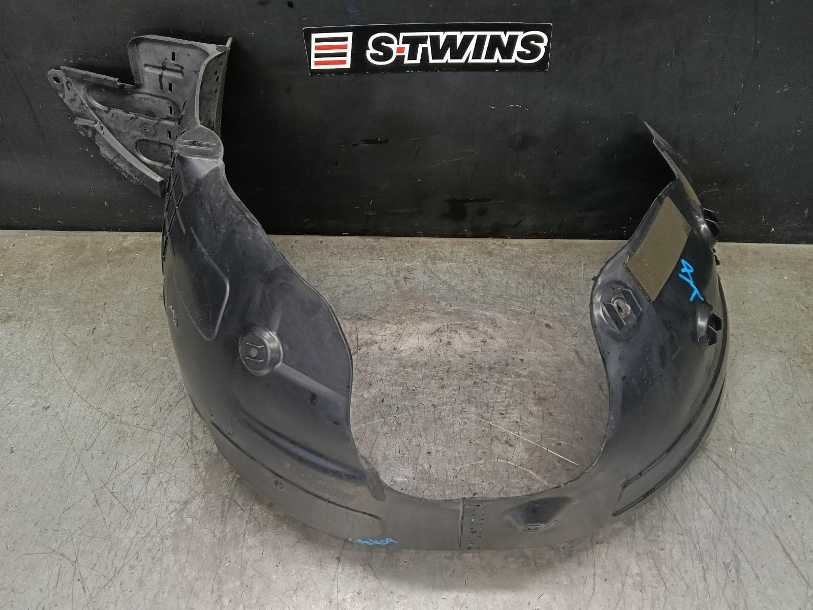 Used auto part listing image: 2016 HYUNDAI SANTA FE LEFT GUARD LINER FRONT, DM, 06/15-02/18 0000397917