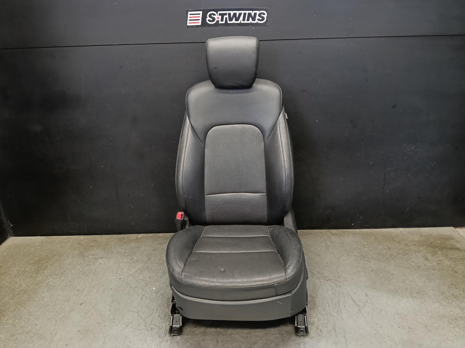 Used auto part listing image: 2016 HYUNDAI SANTA FE FRONT SEAT LH FRONT, DM, LEATHER, GREY, 06/12-02/18 0000397925