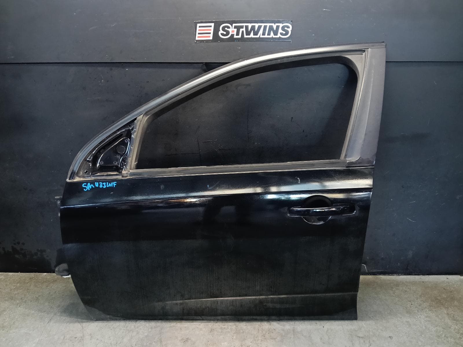 Used auto part listing image: 2011 FORD FALCON LEFT FRONT DOOR FG-FGX, 05/08-12/16 0000412894
