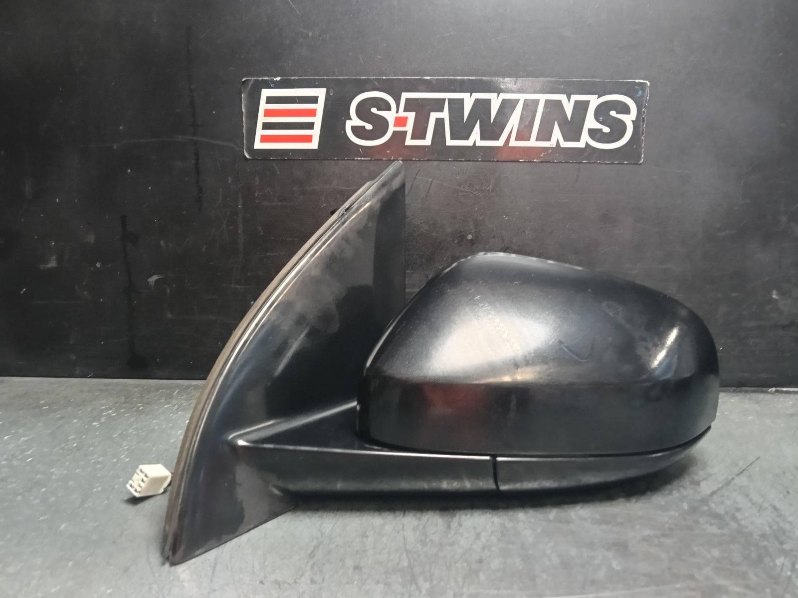Used auto part listing image: 2011 FORD FALCON LEFT DOOR MIRROR FG-FGX, NON INDICATOR TYPE, COLOUR CODED, 05/08-12/16 0000413496