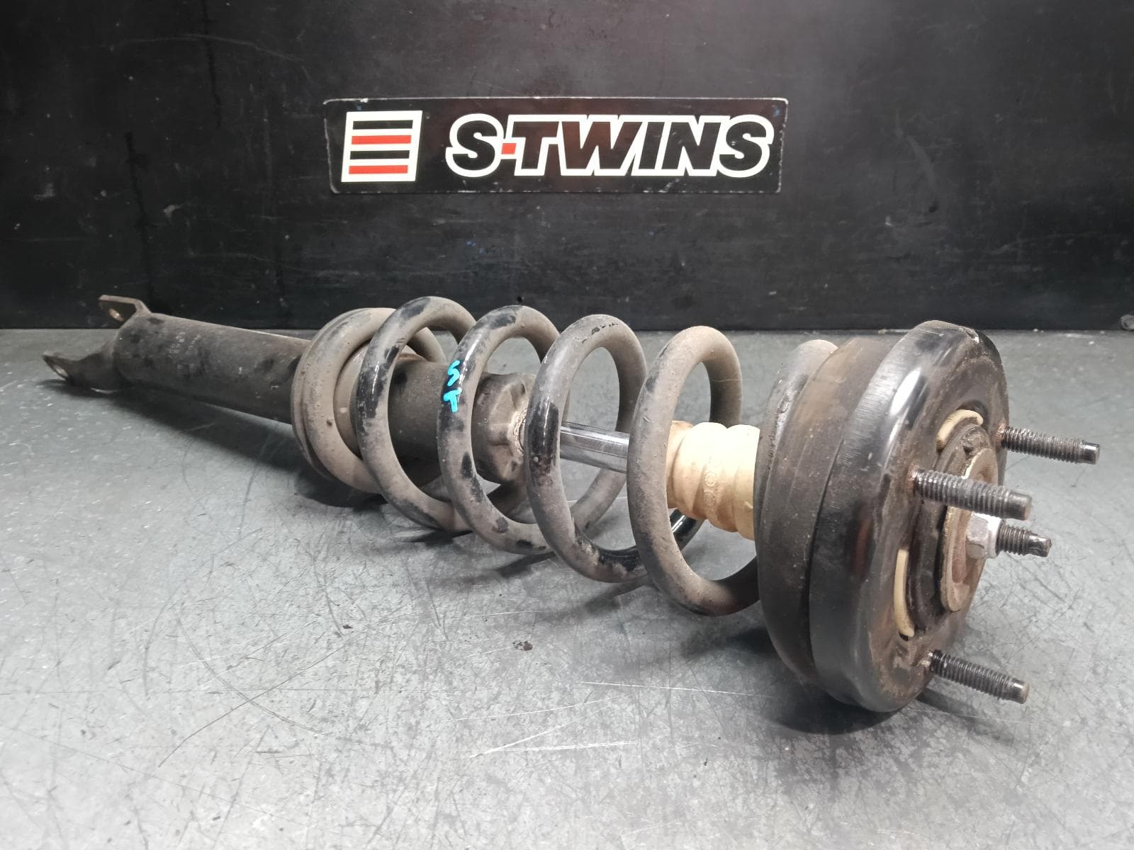 Used auto part listing image: 2011 FORD FALCON LEFT FRONT STRUT FG-FGX, SEDAN/UTE, XR6, 05/08-12/16 0000413499