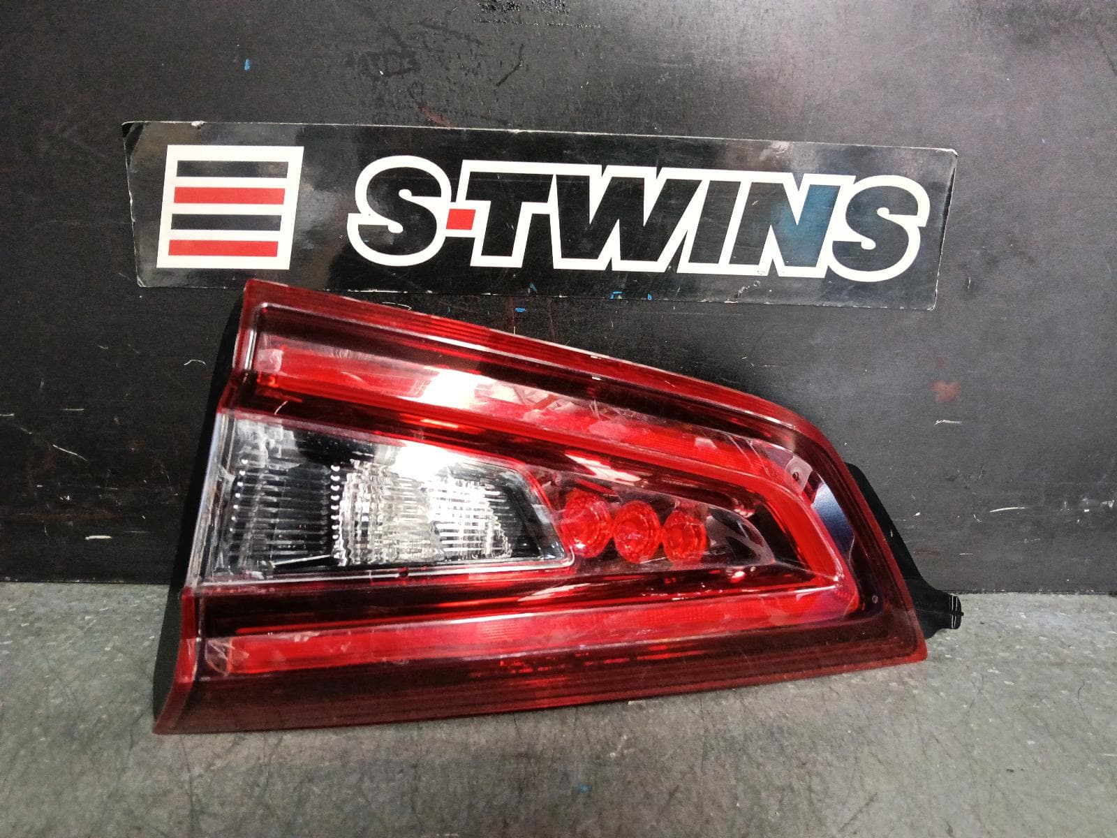 Used auto part listing image: 2021 NISSAN QASHQAI REAR GARNISH TAILGATE LAMP (RH SIDE), J11, 07/17-07/21 0000391648