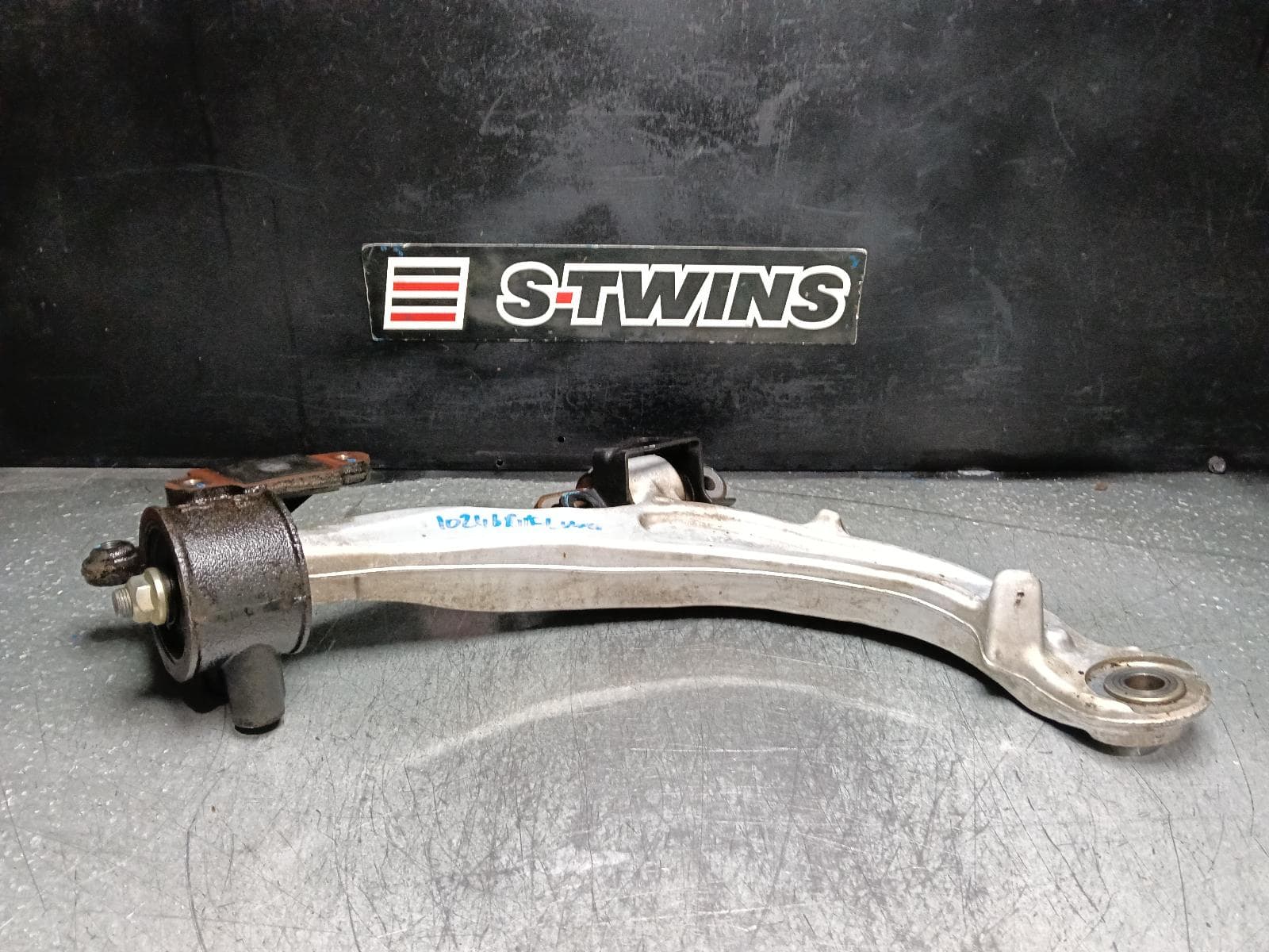 Used auto part listing image: 2014 HONDA ODYSSEY RIGHT FRONT LOWER CONTROL ARM RC1, 02/14-03/22 0000404466