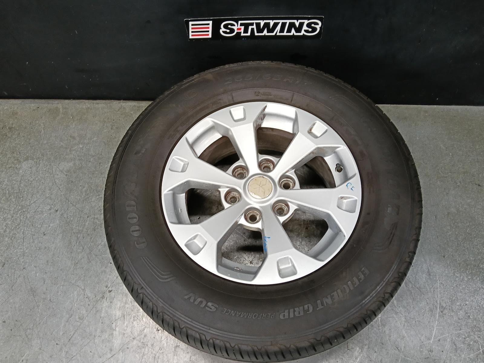 Used auto part listing image: 2012 MITSUBISHI TRITON WHEEL MAG FACTORY, 17X7.5IN, 6 SPOKE, 38 POSITIVE OFF SET, GLX-R, MN, 08/09-04/15 0000396043
