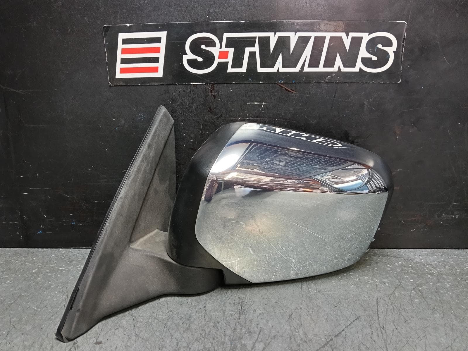 Used auto part listing image: 2012 MITSUBISHI TRITON LEFT DOOR MIRROR ML-MN, POWER, CHROME, NON INDICATOR TYPE, 07/06-04/15 0000396059