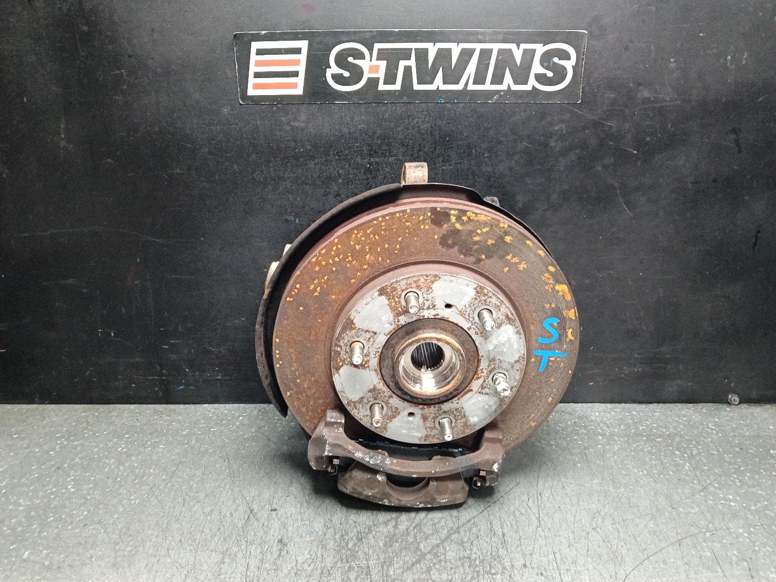 Used auto part listing image: 2012 MITSUBISHI TRITON RIGHT FRONT HUB ASSEMBLY ML-MN-MQ, 4WD, ABS TYPE, 07/06-10/18 0000396062