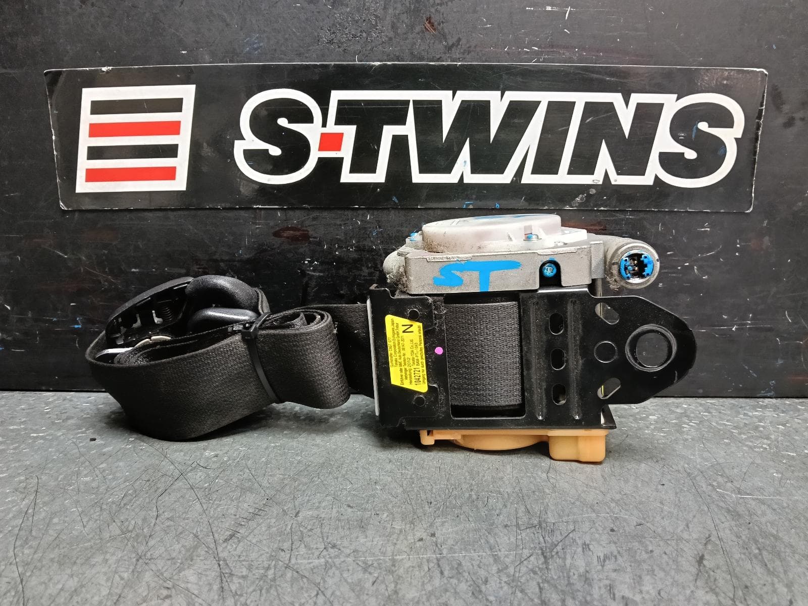 Used auto part listing image: 2012 MITSUBISHI TRITON SEAT BELT STALK RH FRONT, SEAT BELT ONLY, DUAL CAB, MN, 08/09-04/15 0000396065