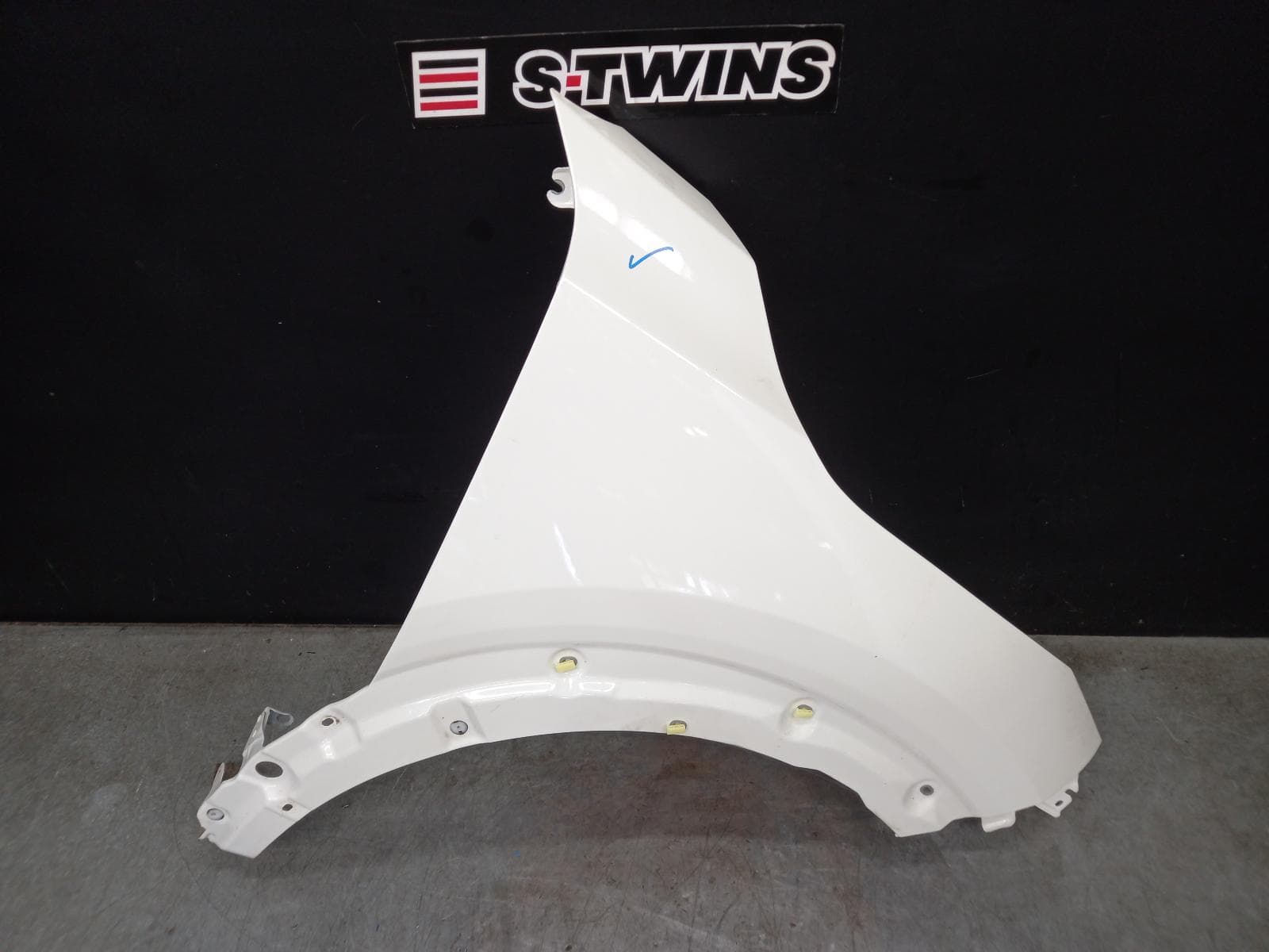 Used auto part listing image: 2021 NISSAN JUKE RIGHT GUARD F16, 03/20- 0000382364