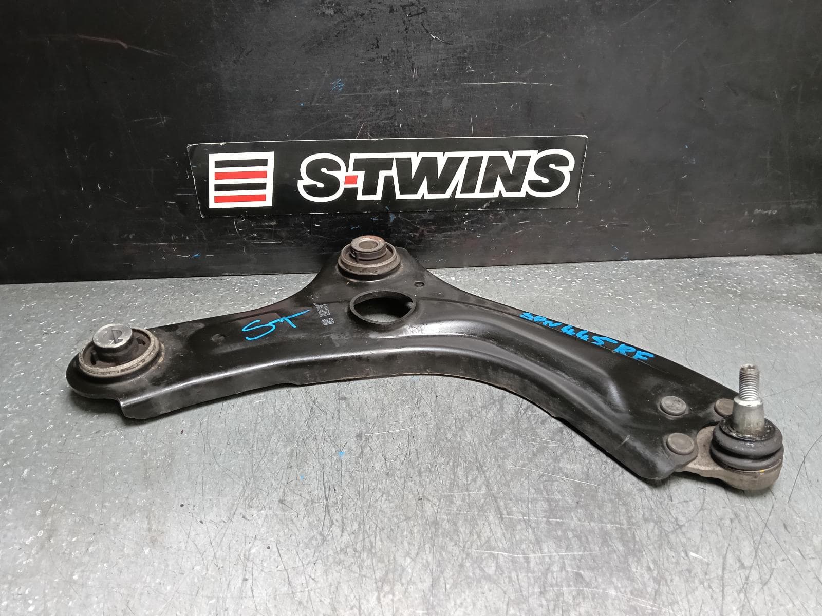 Used auto part listing image: 2021 NISSAN JUKE RIGHT FRONT LOWER CONTROL ARM F16, 03/20- 0000387502