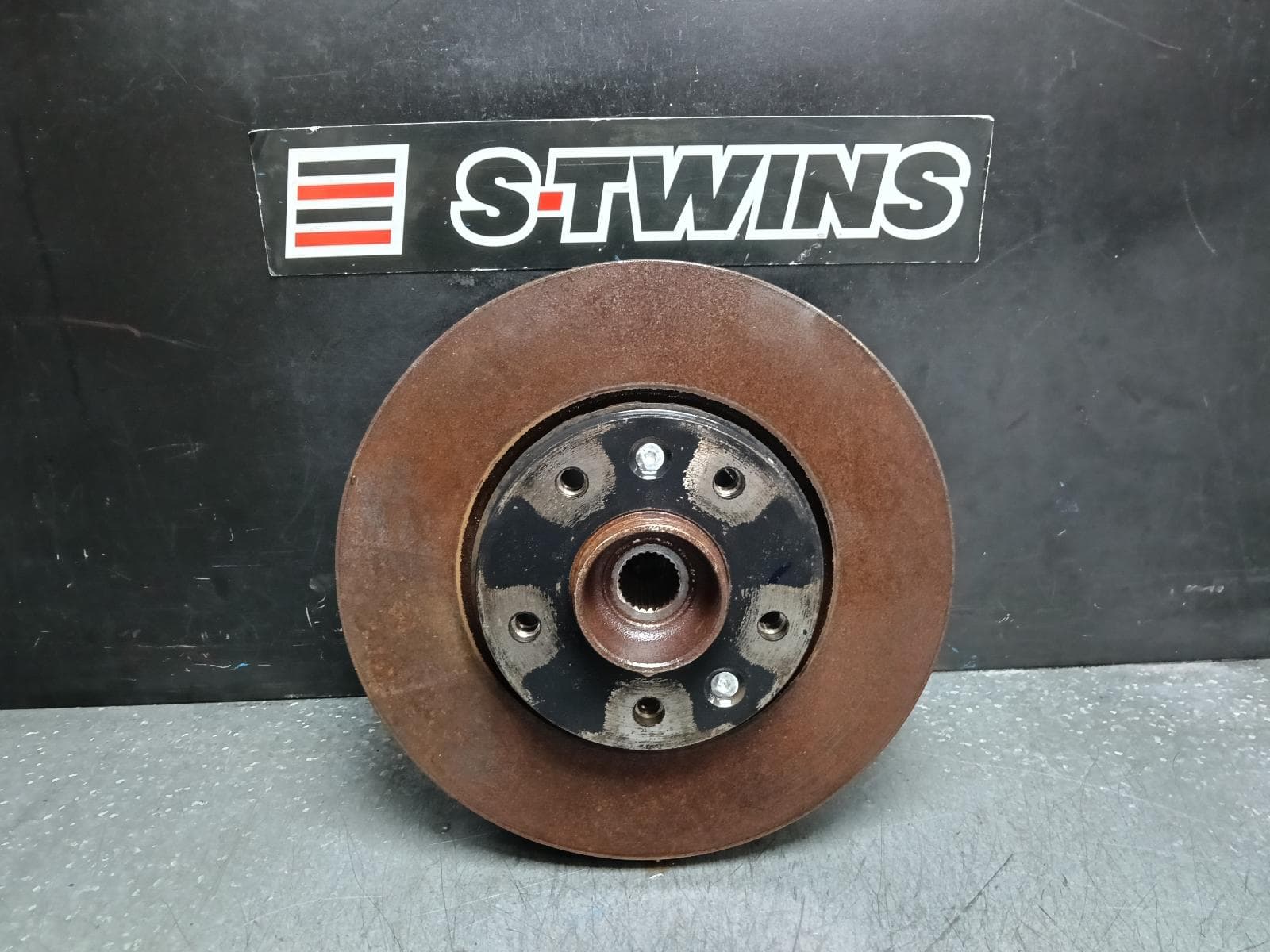 Used auto part listing image: 2021 NISSAN JUKE LEFT FRONT HUB ASSEMBLY F16, 03/20- 0000387512