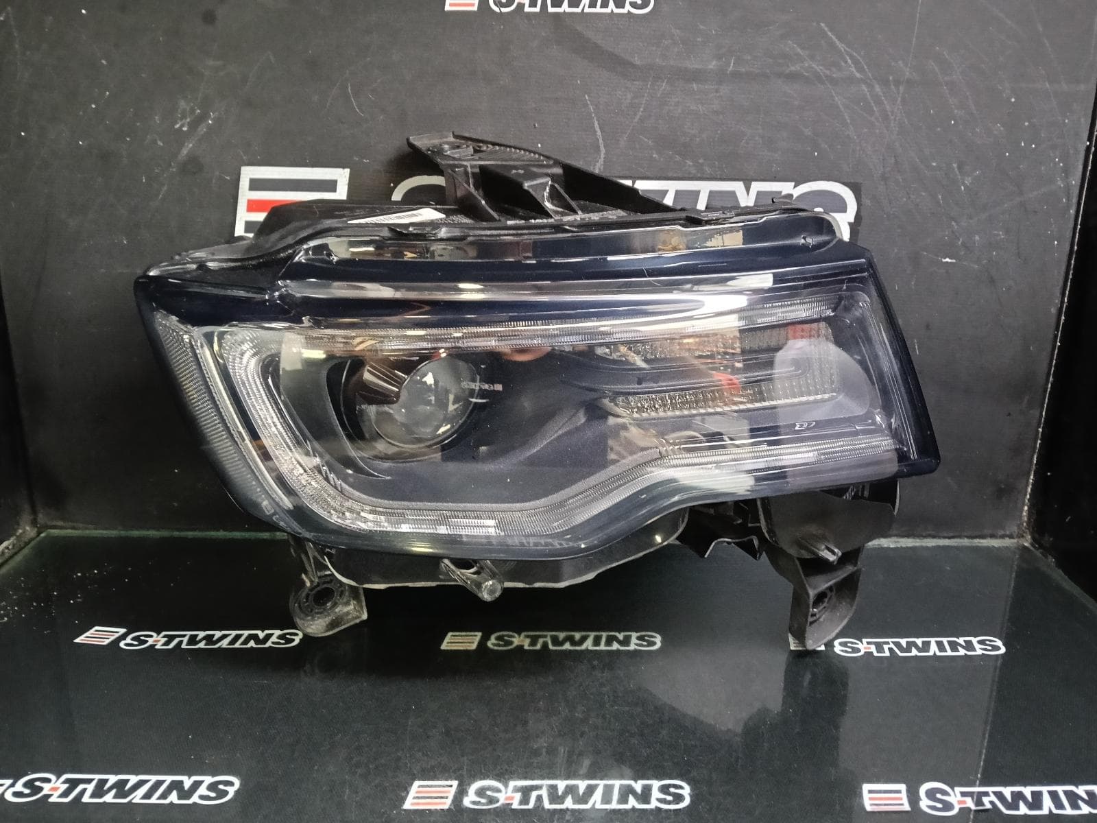Used auto part listing image: 2018 JEEP GRANDCHEROKEE RIGHT HEADLAMP WK, LAREDO/LIMITED/OVERLAND/TRAILHAWK/25TH ANNIV/BLACKHAWK, XENON, NON ADAPTIVE TYPE, 09/16-02/22 0000382155