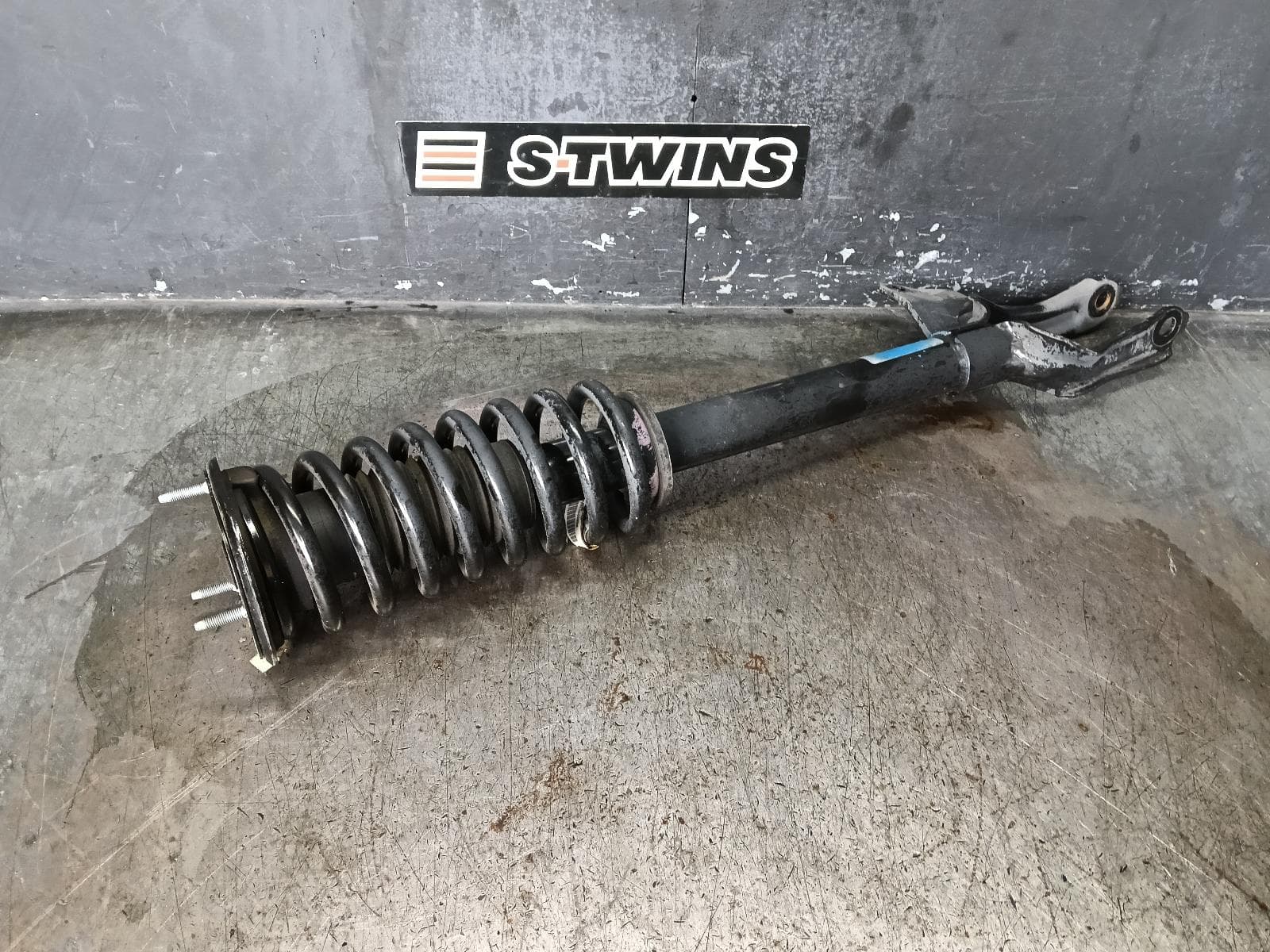 Used auto part listing image: 2018 JEEP GRANDCHEROKEE RIGHT FRONT STRUT WK, STANDARD TYPE, 09/16-02/22 0000382567