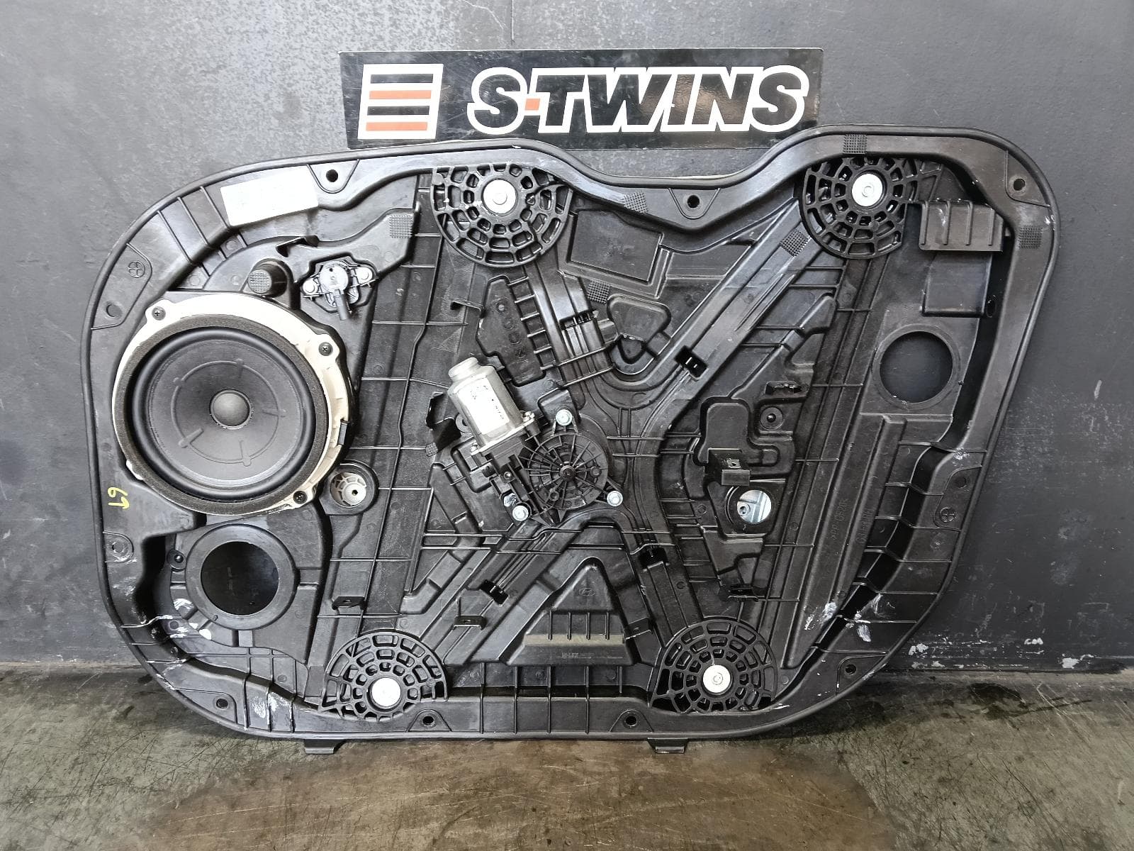 Used auto part listing image: 2018 HYUNDAI I30 RIGHT FRONT WINDOW REG MOTOR PD, HATCH, DOOR REG ASSY (REG AND MOTOR), 2 PIN TYPE, 03/17- 0000379789