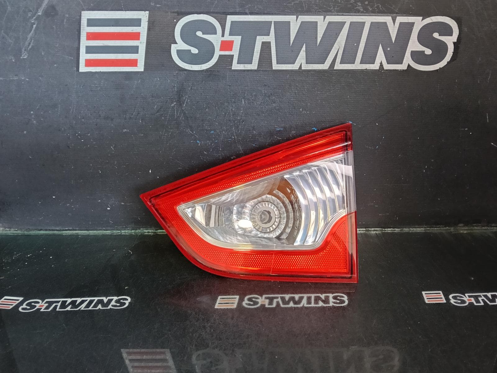 Used auto part listing image: 2014 SUZUKI S-CROSS REAR GARNISH JY, TAILGATE LAMP (RH SIDE), NON LED TYPE, 09/13-05/22 0000379270