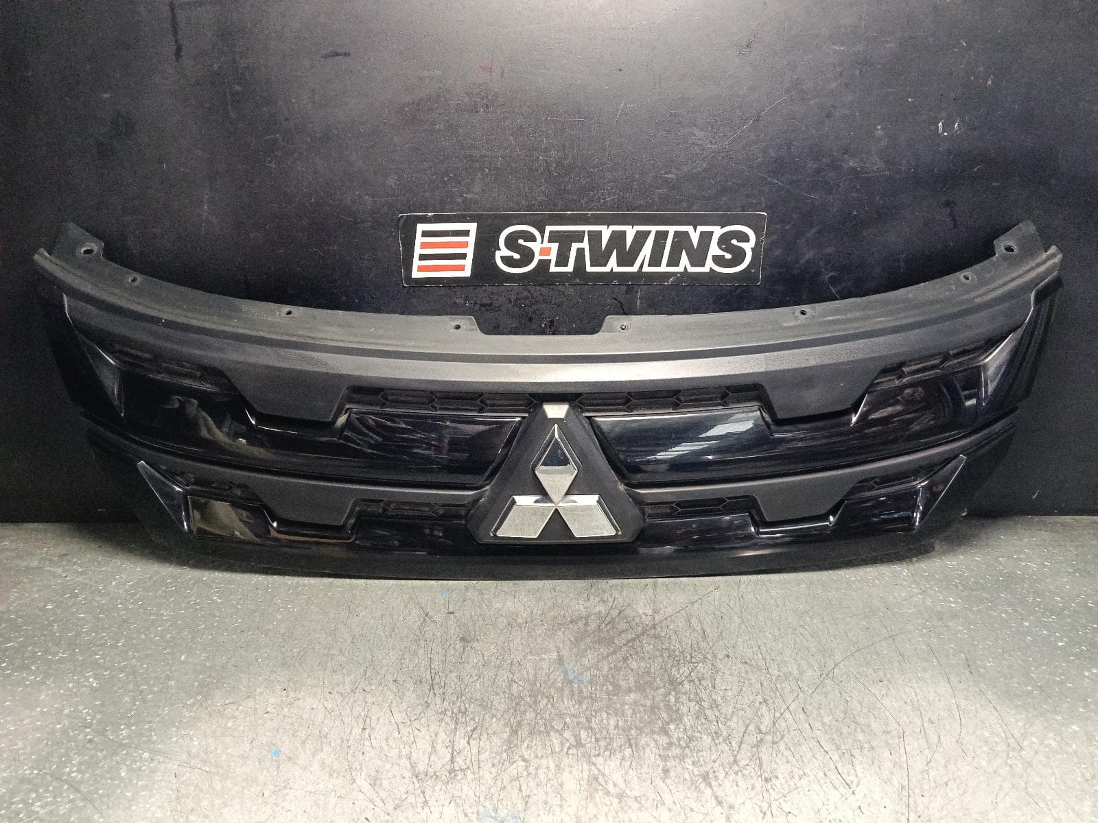 Used auto part listing image: 2022 MITSUBISHI ASX GRILLE RADIATOR GRILLE, HIGH GLOSS BLACK, W/ CHROME INSERT, XD, 06/19-12/24 0000398120