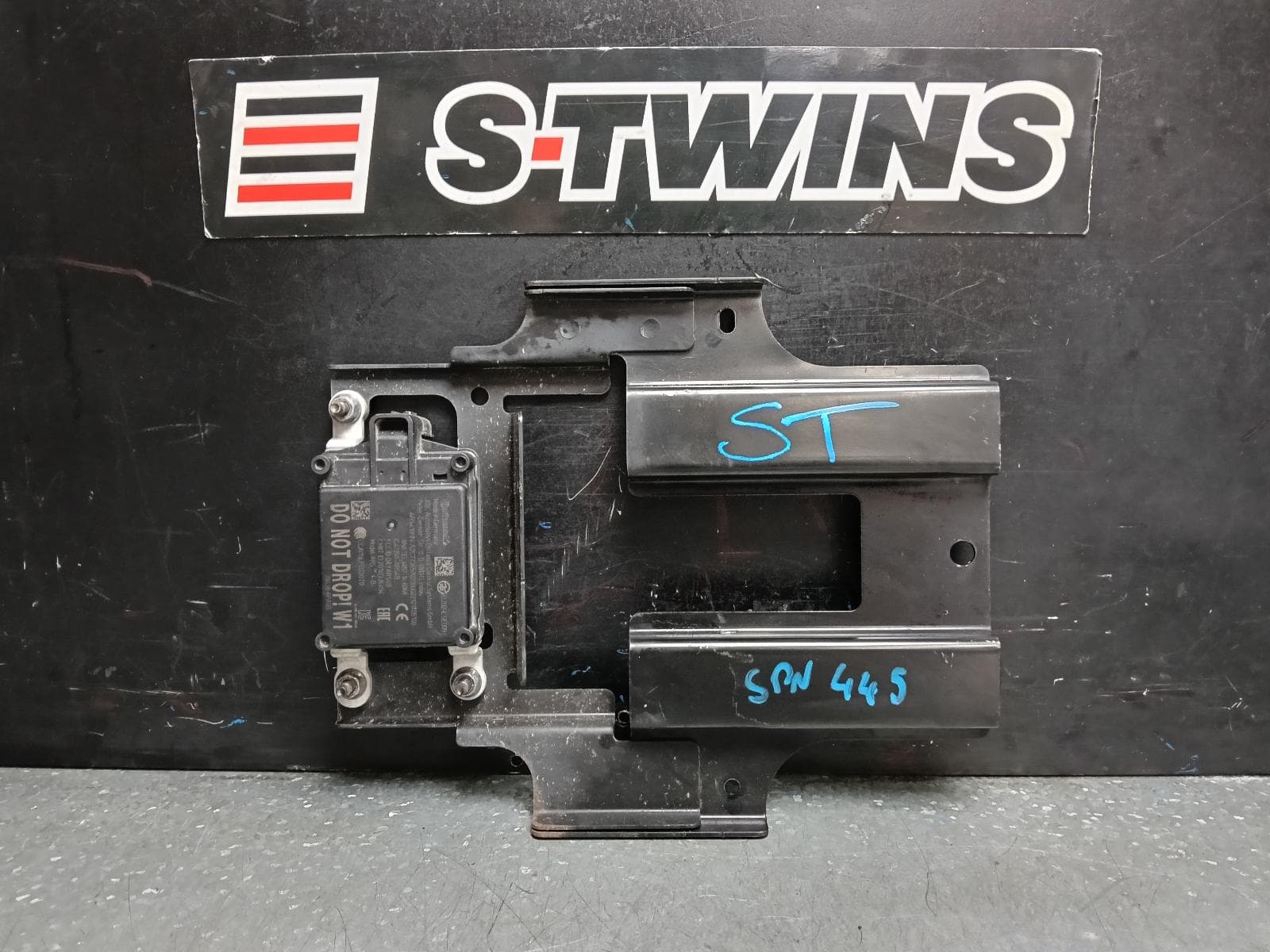 Used auto part listing image: 2021 NISSAN JUKE REVERSE CAMERA F16, FRONT RADAR SENSOR (GRILLE MOUNTED), 03/20- 0000387504