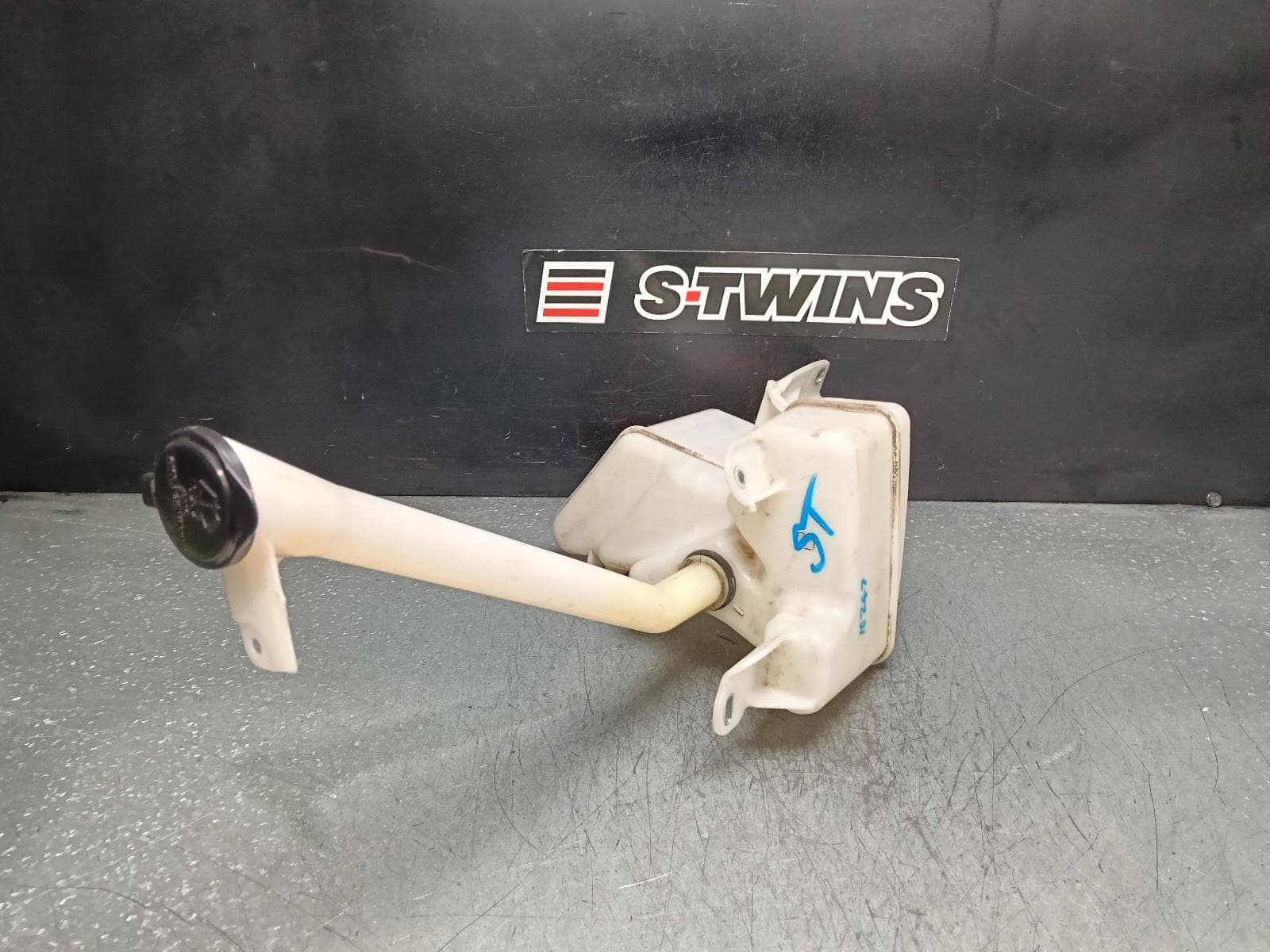 Used auto part listing image: 2018 TOYOTA C-HR WASHER BOTTLE GEN 1, 12/16-09/23 0000384907