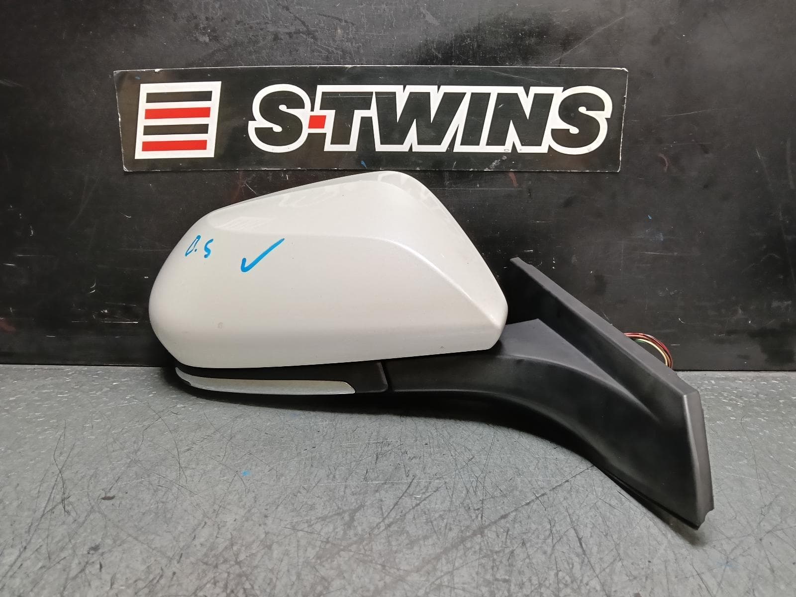 Used auto part listing image: 2018 TOYOTA C-HR RIGHT DOOR MIRROR GEN 1, POWER FOLD, NON PUDDLE LIGHT TYPE, COLOUR CODED, 12/16-09/19 0000384917