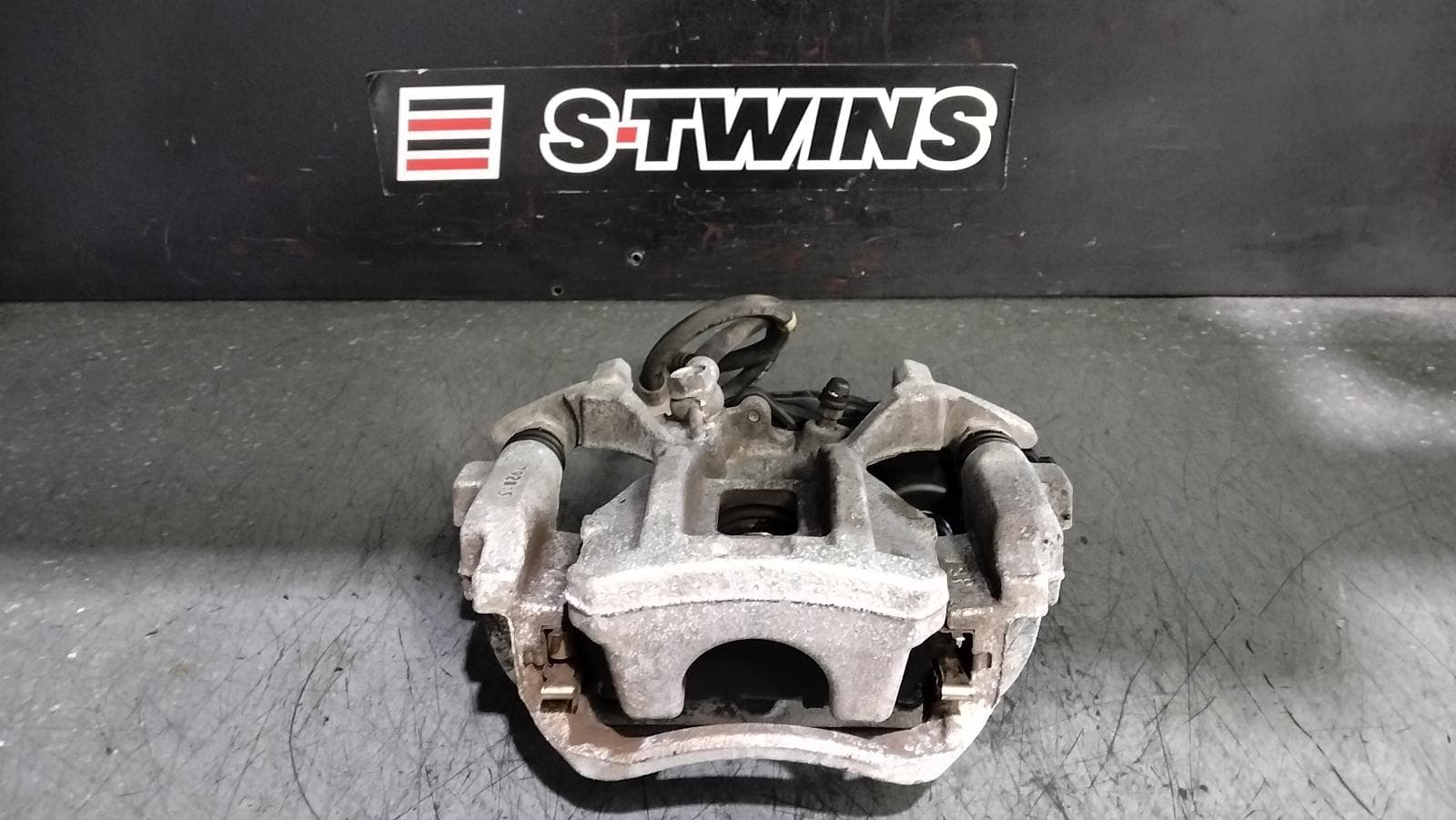Used auto part listing image: 2018 TOYOTA C-HR CALIPER RH REAR, NON SPORT, GEN 1, 12/16-09/23 0000384925