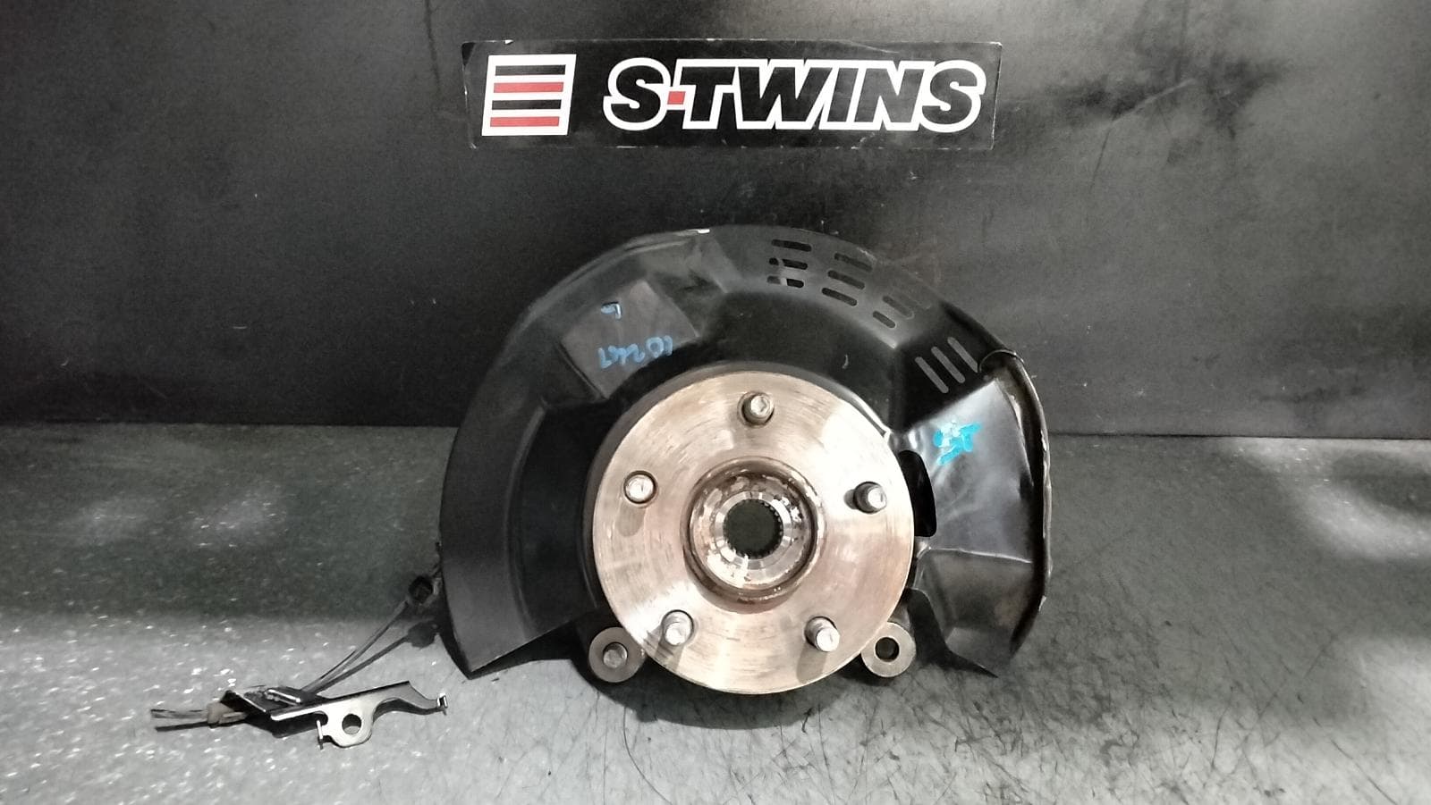 Used auto part listing image: 2018 TOYOTA C-HR LEFT FRONT HUB ASSEMBLY GEN 1, 12/16-09/23 0000384926