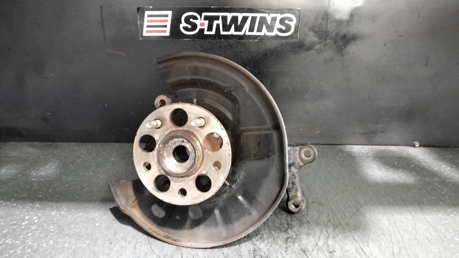 Used auto part listing image: 2018 TOYOTA C-HR RIGHT REAR HUB ASSEMBLY GEN 1, 4WD, 12/16-09/23 0000384929