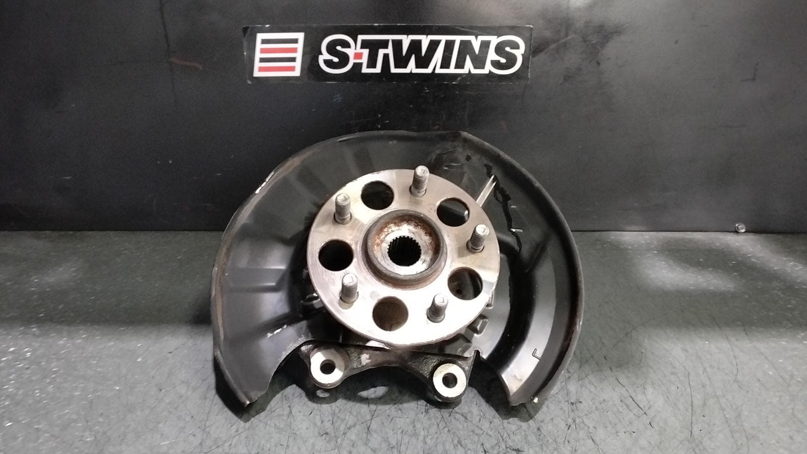 Used auto part listing image: 2018 TOYOTA C-HR LEFT REAR HUB ASSEMBLY GEN 1, 4WD, 12/16-09/23 0000384934