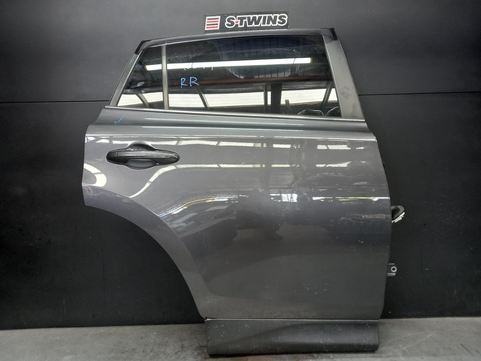 Used auto part listing image: 2015 TOYOTA RAV4 RIGHT REAR DOOR SLIDING XA40, 12/12-12/18 0000382089