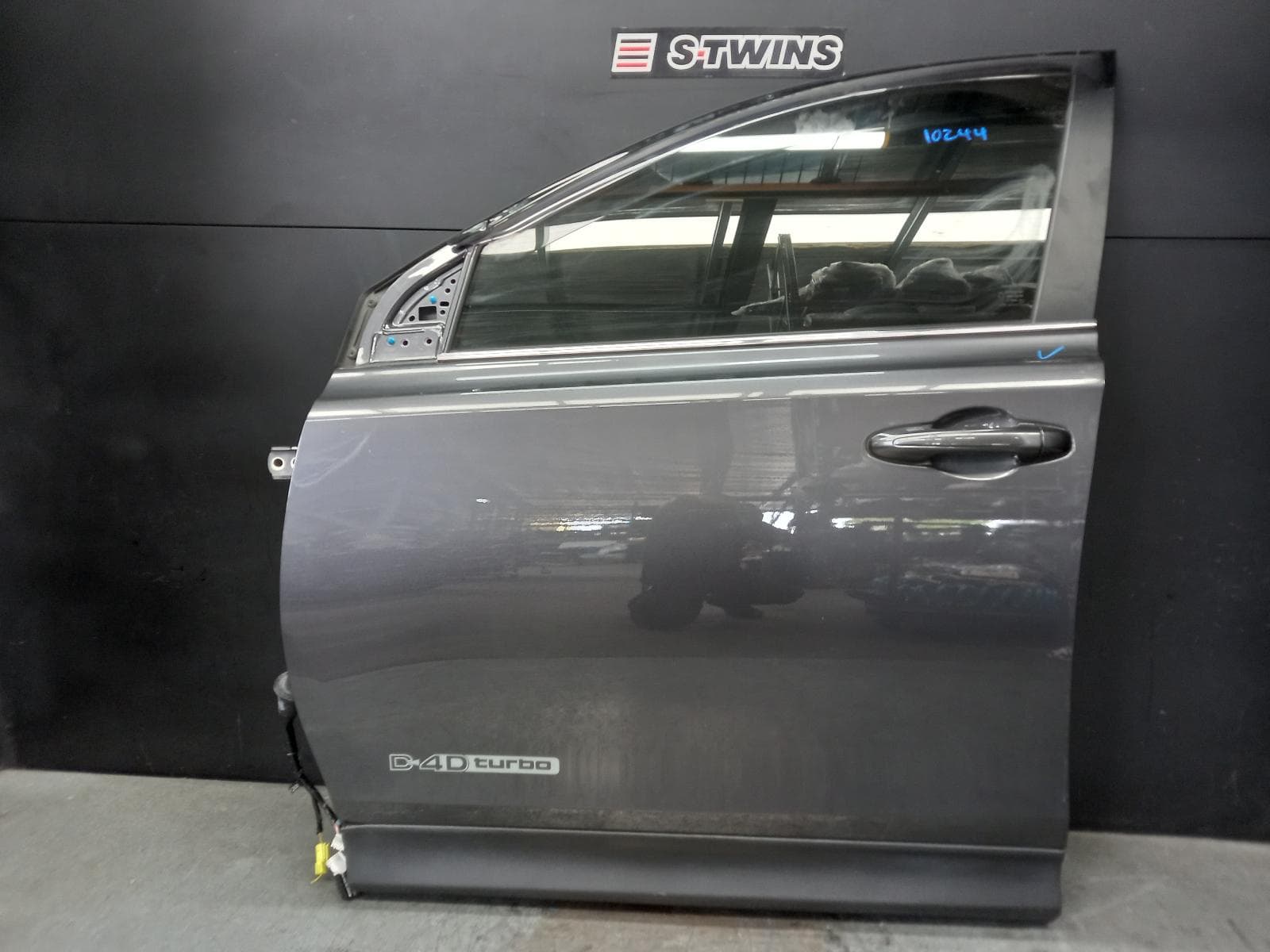Used auto part listing image: 2015 TOYOTA RAV4 LEFT FRONT DOOR XA40, 12/12-12/18 0000382088