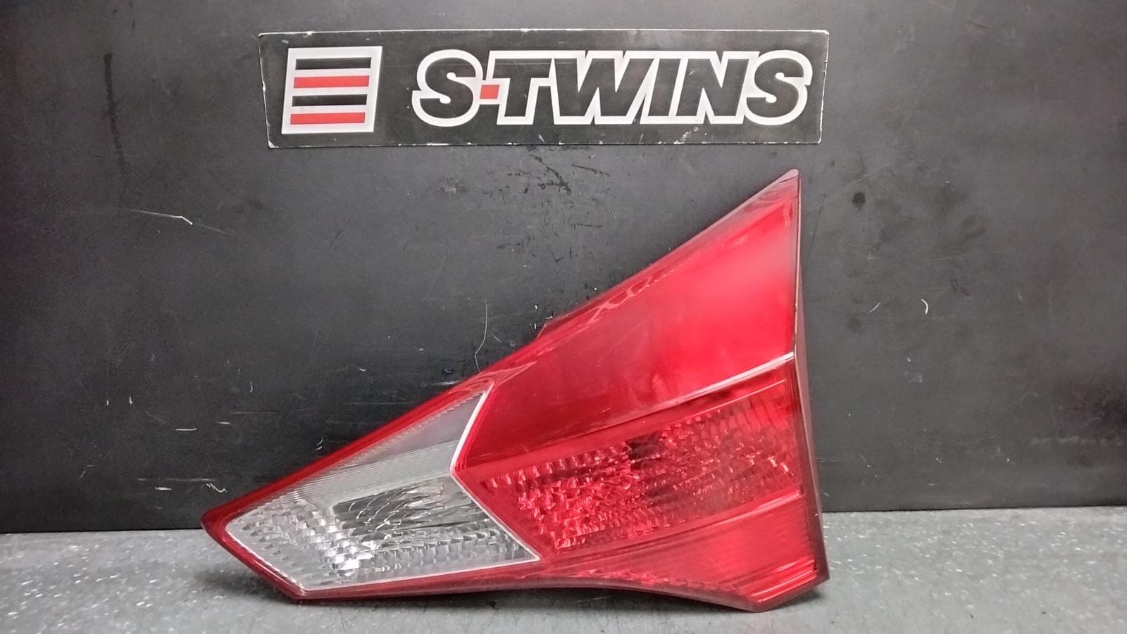 Used auto part listing image: 2015 TOYOTA RAV4 REAR GARNISH TAILGATE LAMP (RH SIDE), XA40, 12/12-09/15 0000383126