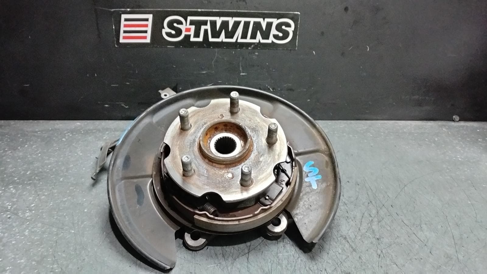 Used auto part listing image: 2015 TOYOTA RAV4 RIGHT REAR HUB ASSEMBLY XA40, 4WD, ABS TYPE, 12/12-12/18 0000383130