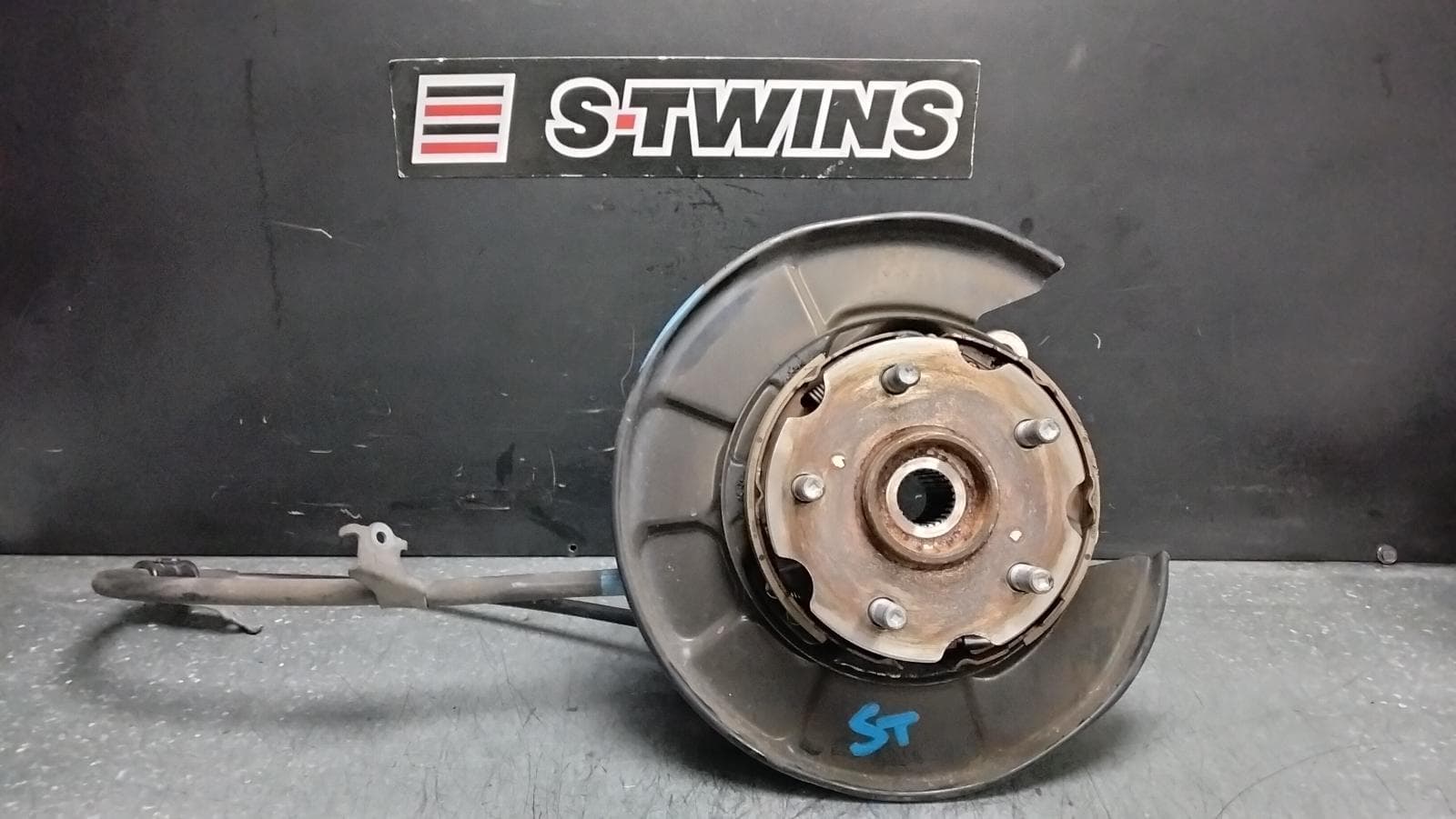 Used auto part listing image: 2015 TOYOTA RAV4 LEFT REAR HUB ASSEMBLY XA40, 4WD, ABS TYPE, 12/12-12/18 0000383131
