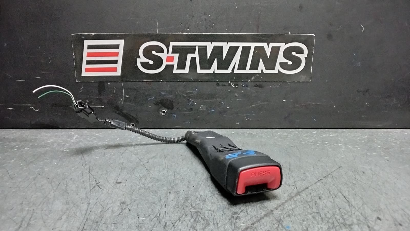 Used auto part listing image: 2015 TOYOTA RAV4 SEAT BELT STALK RH REAR, SEAT BELT STALK ONLY, XA40, 12/12-09/15 0000383145