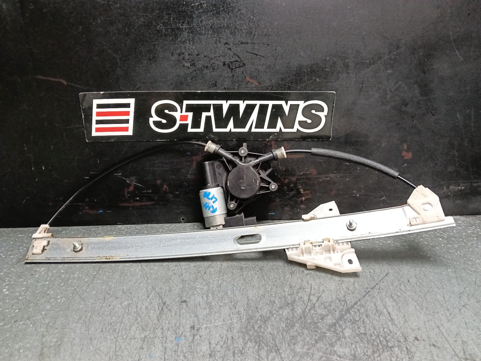 Used auto part listing image: 2012 MAZDA CX9 RIGHT FRONT WINDOW REG MOTOR TB, DOOR REG ASSY (REG AND MOTOR), 12/07-12/15 0000387792