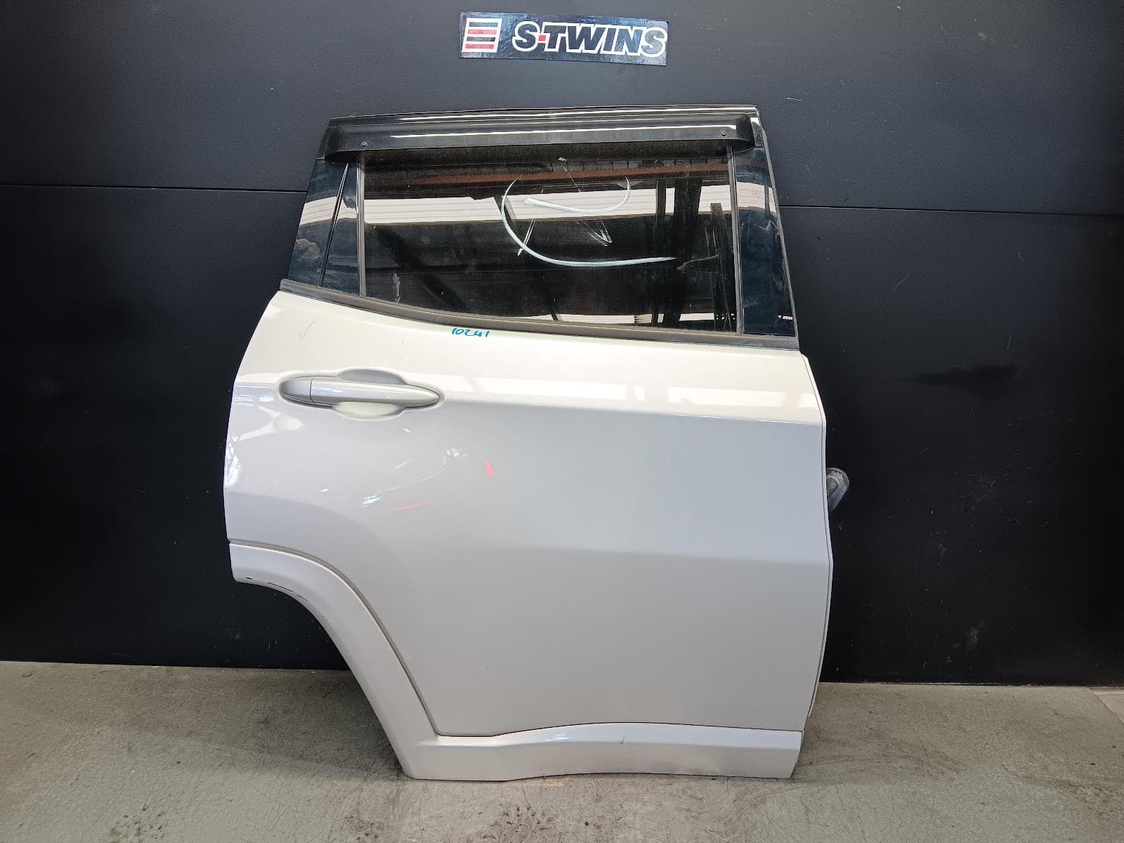 Used auto part listing image: 2021 JEEP COMPASS RIGHT REAR DOOR SLIDING M6, 10/17- 0000410523