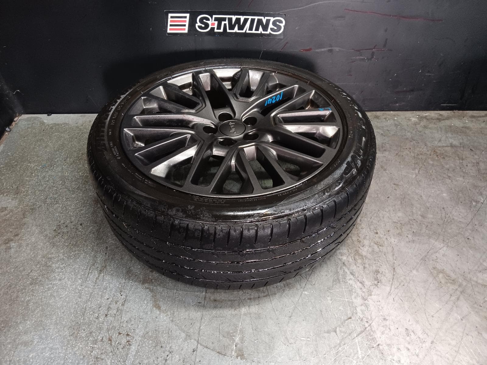 Used auto part listing image: 2021 JEEP COMPASS WHEEL MAG M6, FACTORY, 19X7.5IN, MULTISPOKE, DARK GREY, 04/21-12/23 0000410644