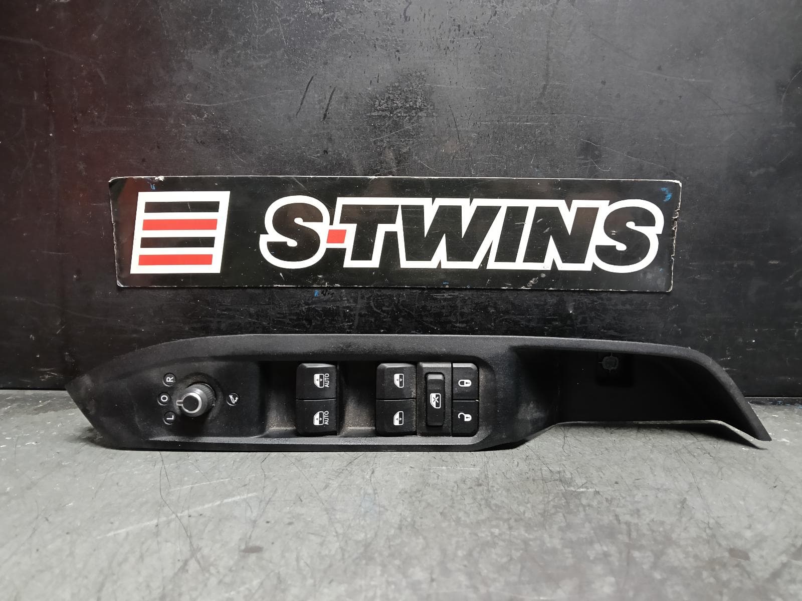 Used auto part listing image: 2021 JEEP COMPASS PWR DR WIND SWITCH M6, RH FRONT (MASTER SWITCH), 10/17- 0000410651