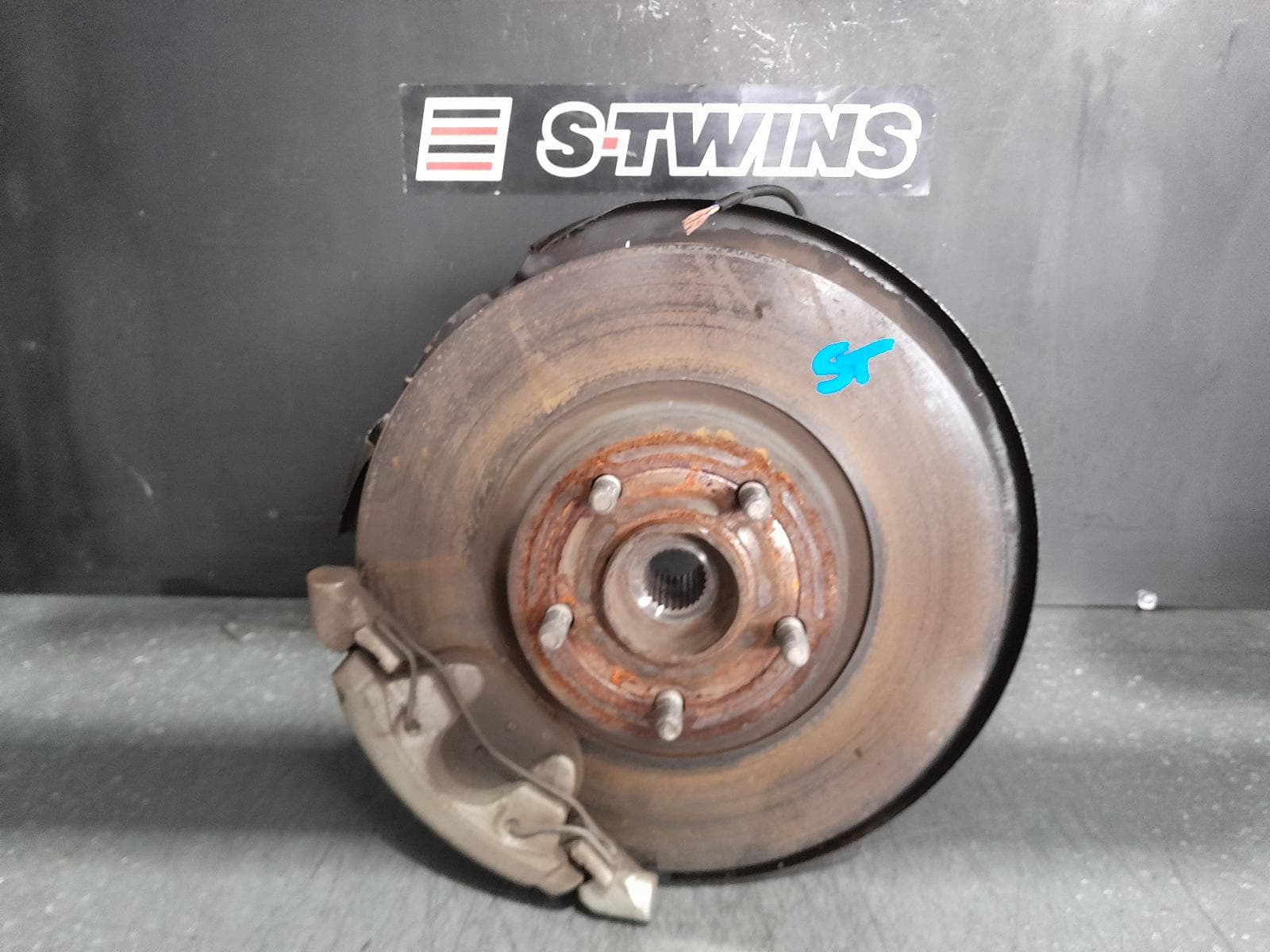 Used auto part listing image: 2018 FORD ESCAPE RIGHT FRONT HUB ASSEMBLY ZG, 2WD, PETROL, 1.5, TURBO, AUTO T/M, 09/16-05/20 0000343358