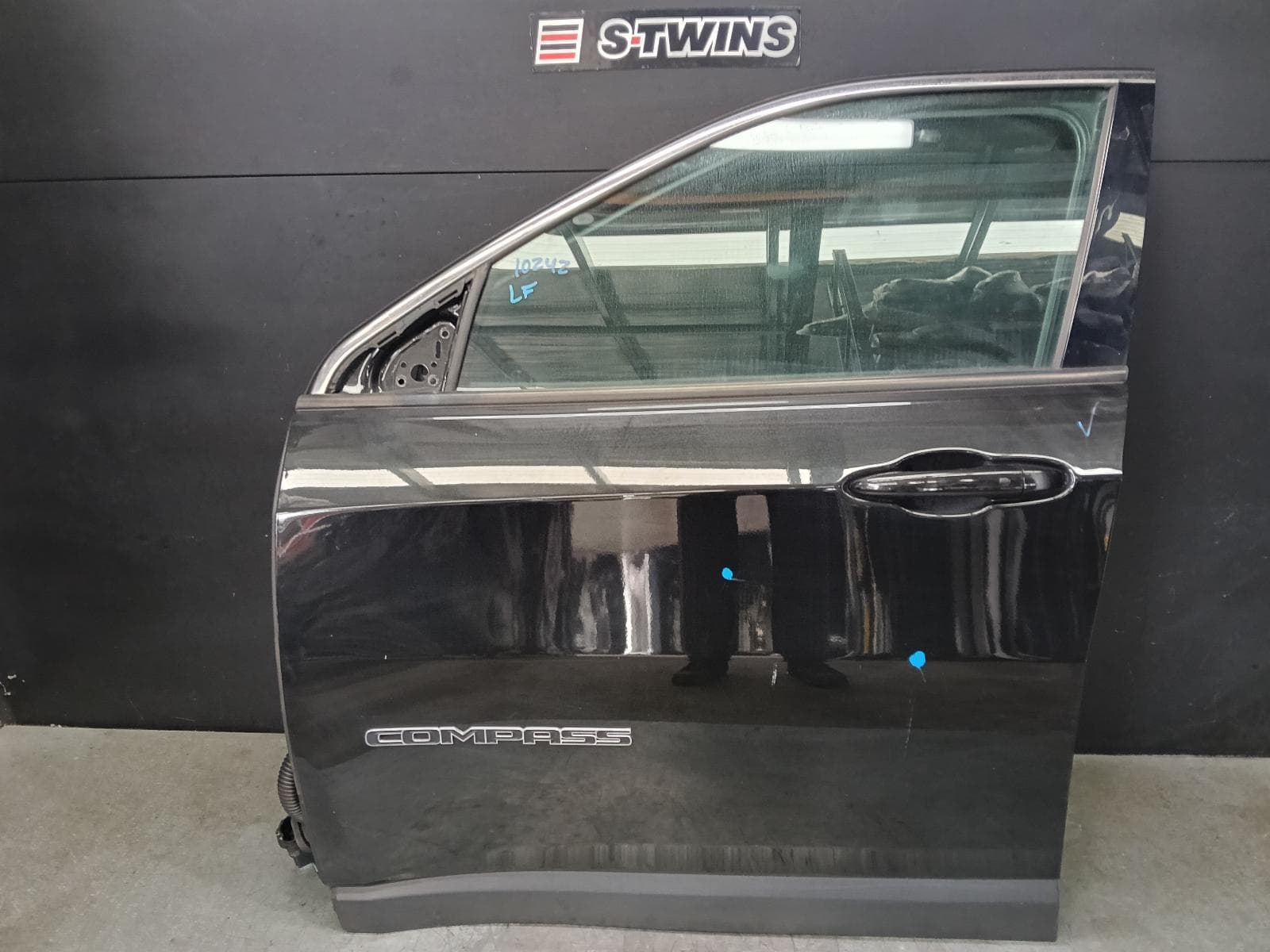 Used auto part listing image: 2023 JEEP COMPASS LEFT FRONT DOOR M6, 10/17- 0000394726
