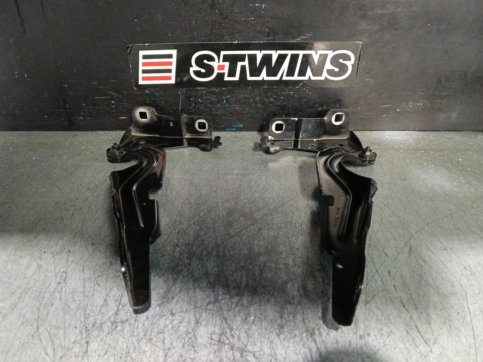 Used auto part listing image: 2023 JEEP COMPASS BONNET HINGE STRUT M6, HINGE (PAIR), 10/17- 0000394879