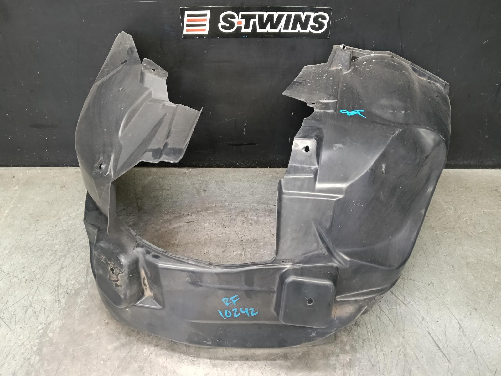 Used auto part listing image: 2023 JEEP COMPASS RIGHT GUARD LINER M6, 10/17- 0000394881