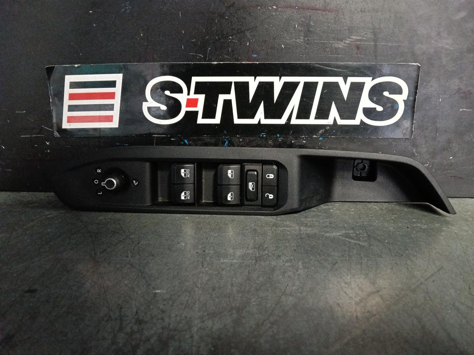 Used auto part listing image: 2023 JEEP COMPASS PWR DR WIND SWITCH M6, RH FRONT (MASTER SWITCH), 10/17- 0000394882