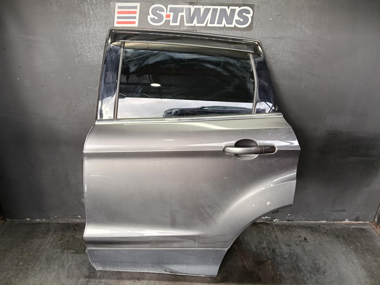 Used auto part listing image: 2017 FORD ESCAPE LEFT REAR DOOR SLIDING ZG, 09/16-05/20 0000410757