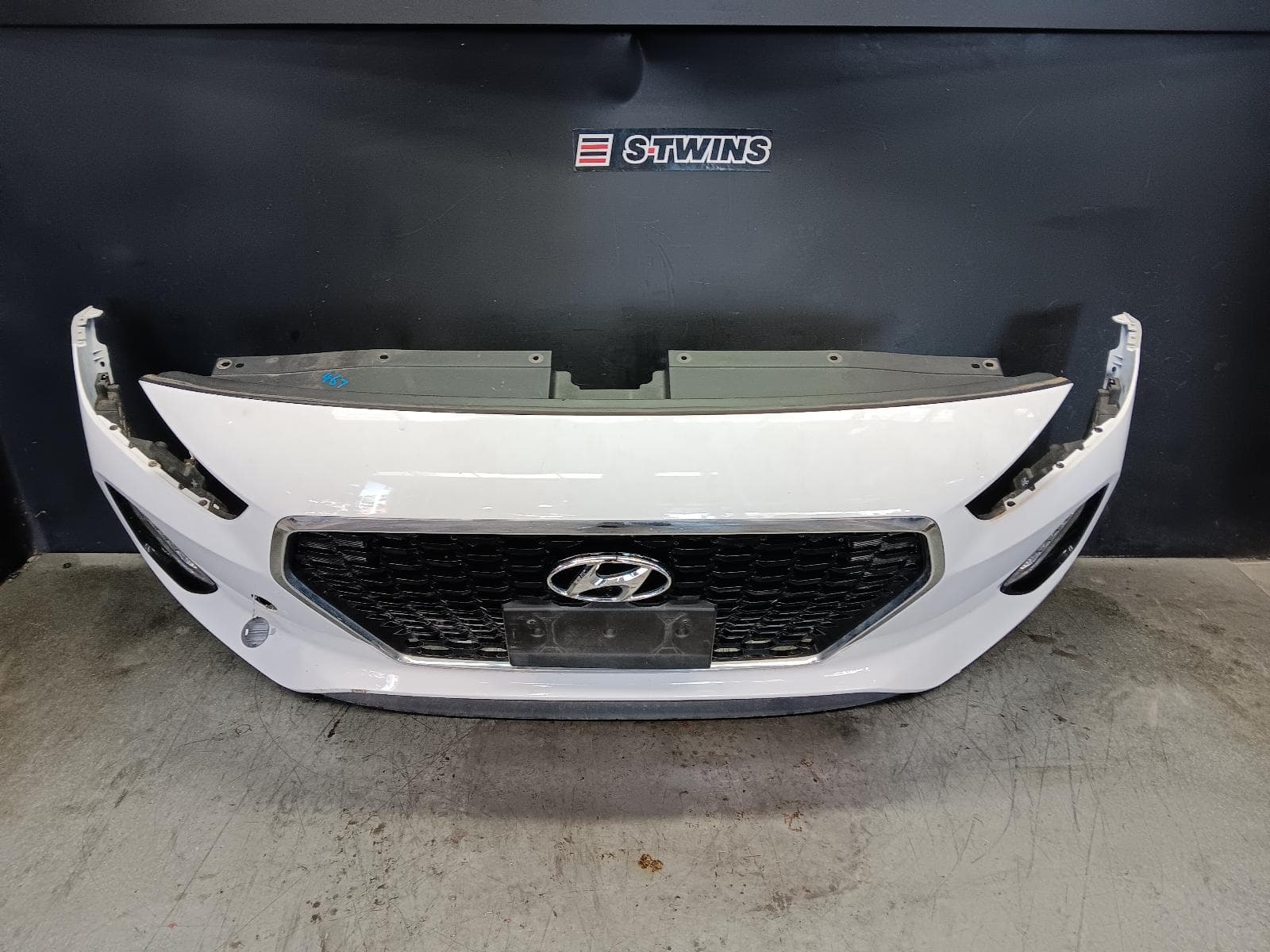 Used auto part listing image: 2017 HYUNDAI I30 FRONT BUMPER PD, HATCH (S. KOREAN VIN KMHH), BUMPER BAR, NON PARK SENSOR TYPE, GO/ACTIVE/ELITE/SR, 03/17-07/20 0000411288