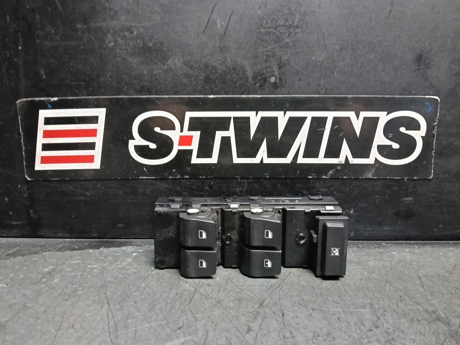 Used auto part listing image: 2017 HYUNDAI I30 PWR DR WIND SWITCH RH FRONT (MASTER SWITCH), PD, HATCH/FASTBACK/WAGON, W/ AUTO DOWN TYPE (DRIVER SIDE ONLY), 03/17- 0000411580