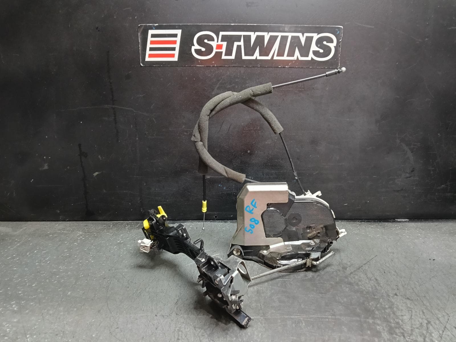 Used auto part listing image: 2015 SUBARU WRX DOOR BOOT GATE LOCK RIGHT FRONT DOOR LOCK, V1, 03/14-10/21 0000409818
