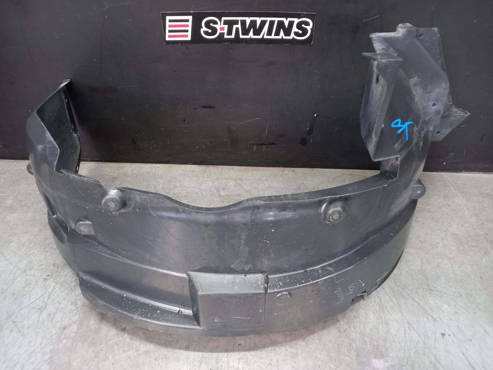 Used auto part listing image: 2019 FORD RANGER RIGHT GUARD LINER FRONT, PX SERIES 2-3, 06/15-04/22 0000388377