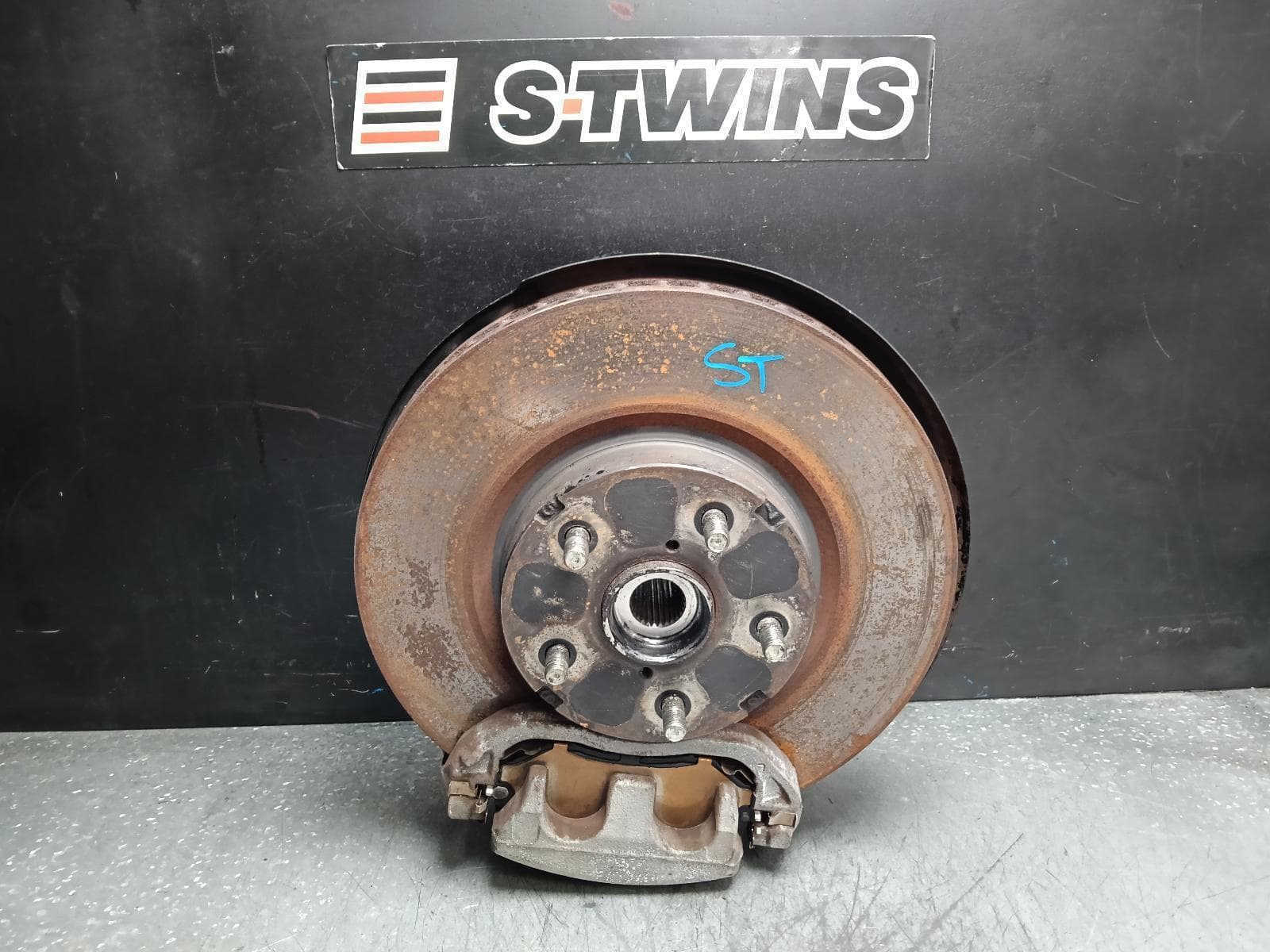 Used auto part listing image: 2015 SUBARU OUTBACK LEFT FRONT HUB ASSEMBLY 6TH GEN, 08/14-12/20 0000387264