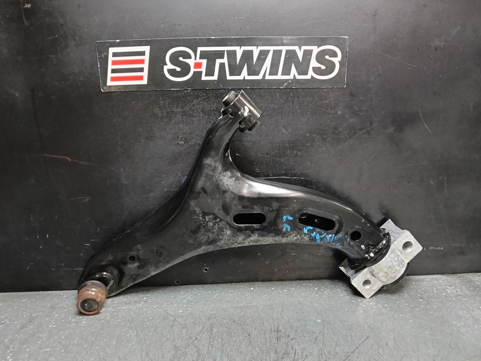 Used auto part listing image: 2015 SUBARU OUTBACK LEFT FRONT LOWER CONTROL ARM 6TH GEN, 08/14-12/20 0000387265
