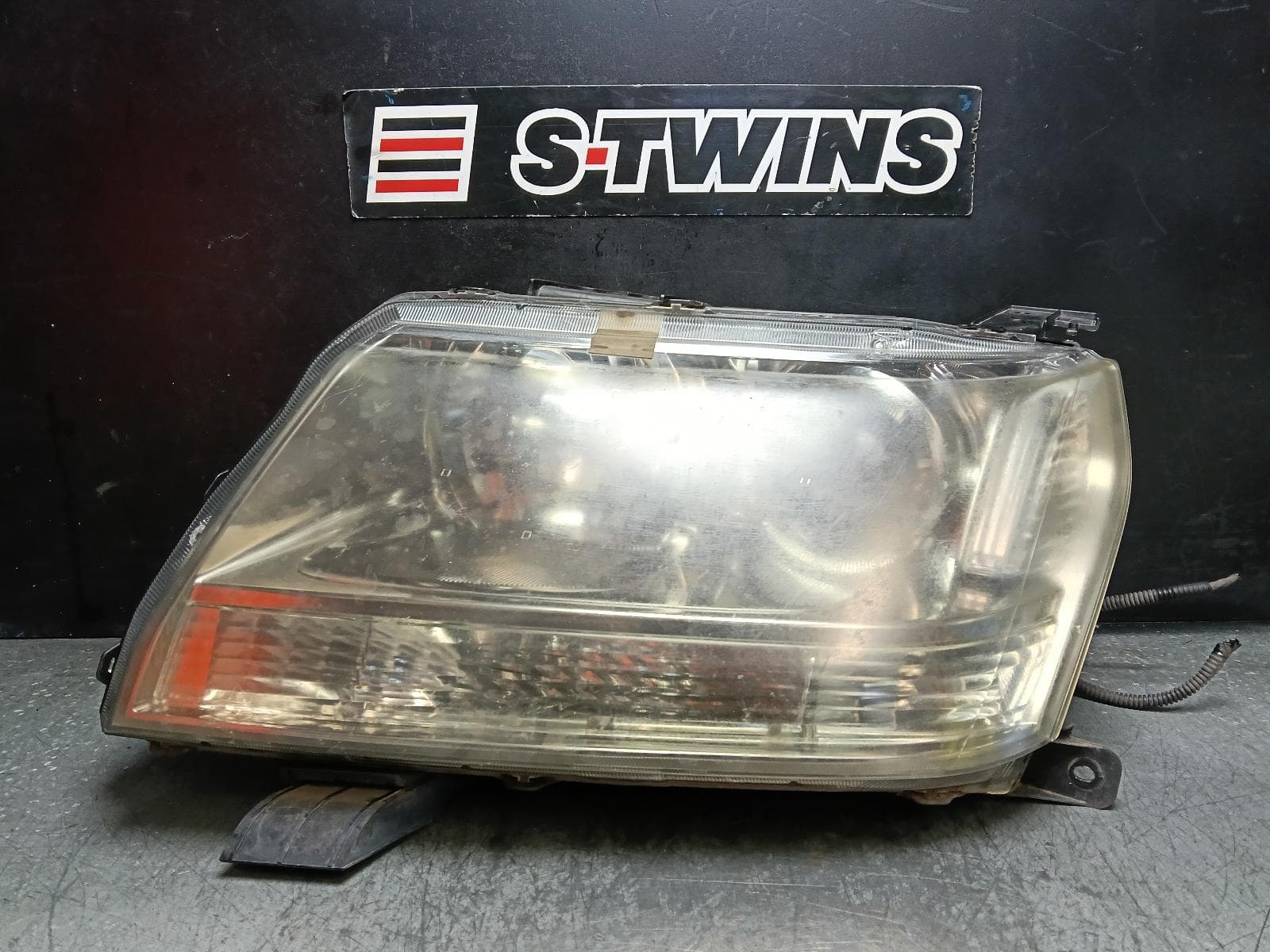 Used auto part listing image: 2013 SUZUKI VITARA LEFT HEADLAMP GRAND VITARA, JB-JT, 5DR, HALOGEN, NON AUTO LEVELLING TYPE, 04/05-12/18 0000409683