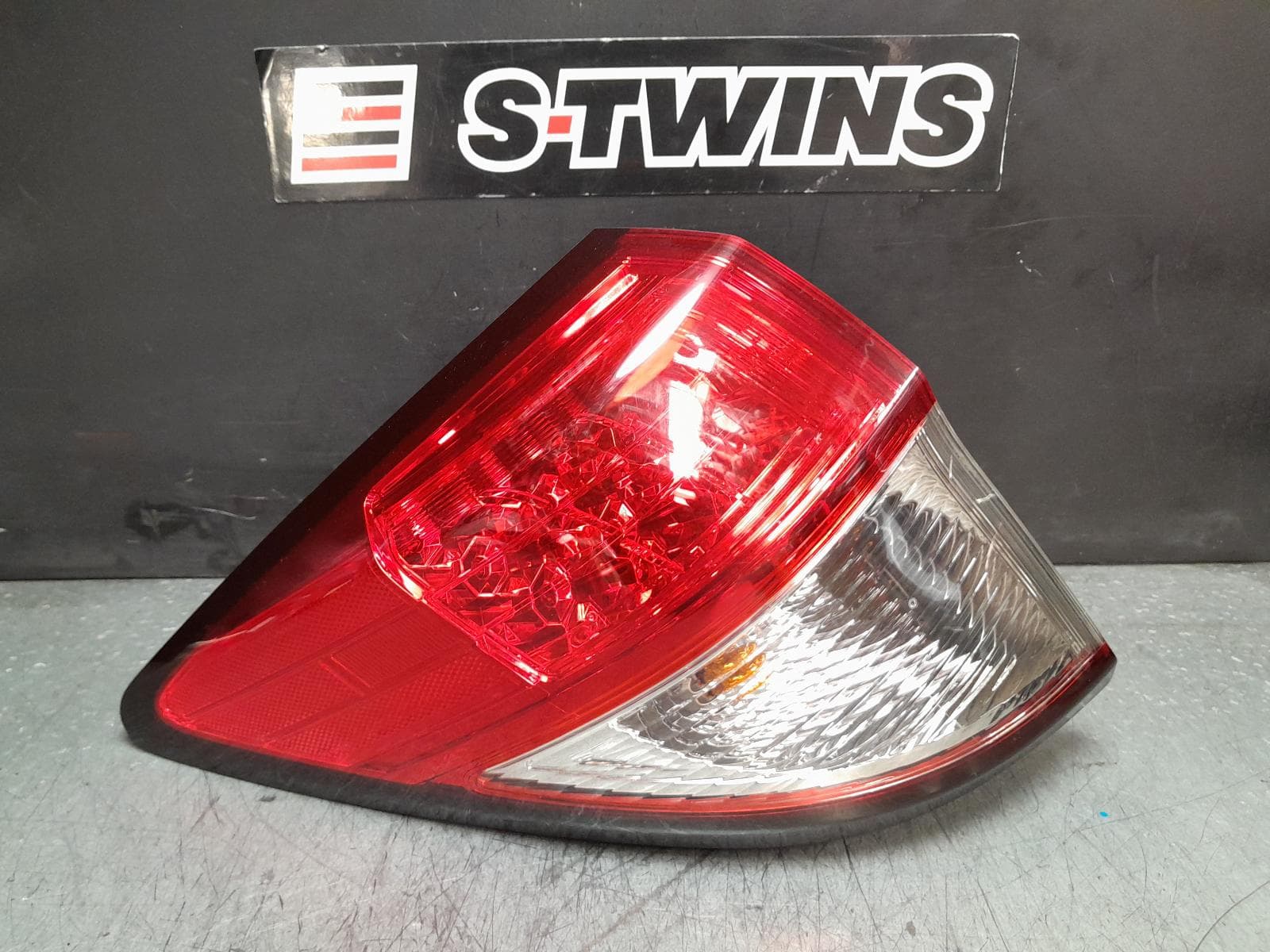 Used auto part listing image: 2018 HONDA HRV LEFT TAILLIGHT RU5, VTi, LED, NON OPTICAL GUIDE TYPE, 07/18-10/21 0000379414